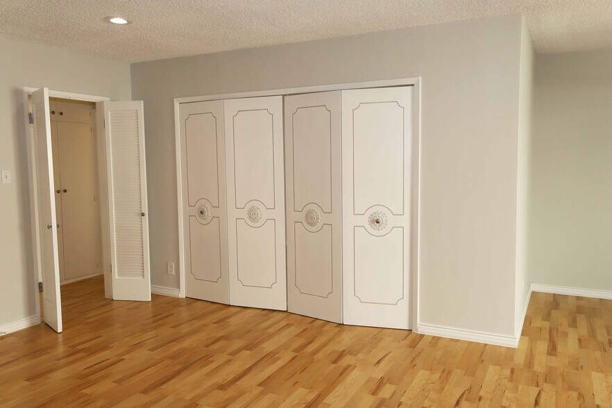 Building Photo - 1025 S Sherbourne Dr