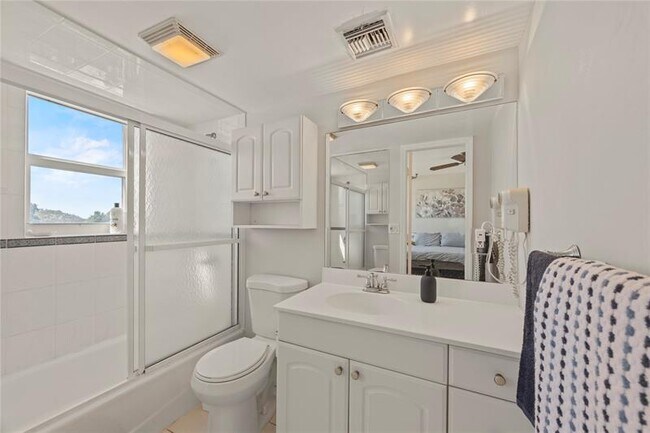 Building Photo - 2860 NE 14th St