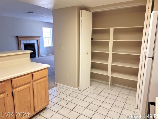 Building Photo - GREAT 2ND FLOOR UNIT IN SW AREA!!