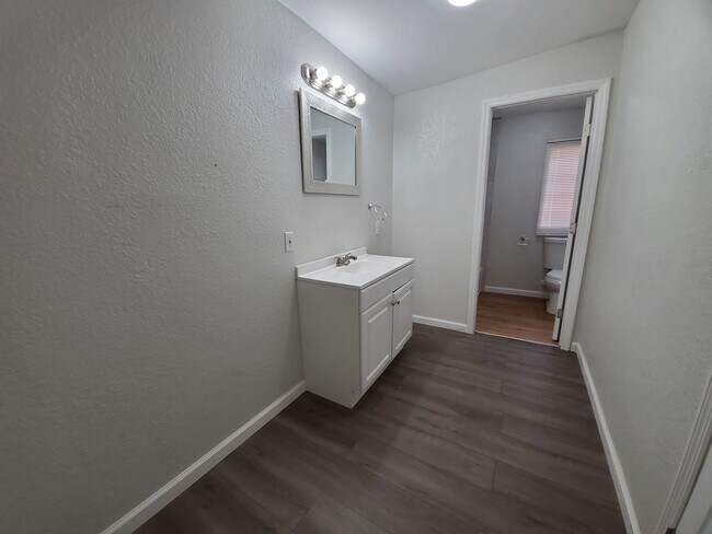 Building Photo - 2 Bedroom, 1 Bathroom Home with Yard - 7 M...