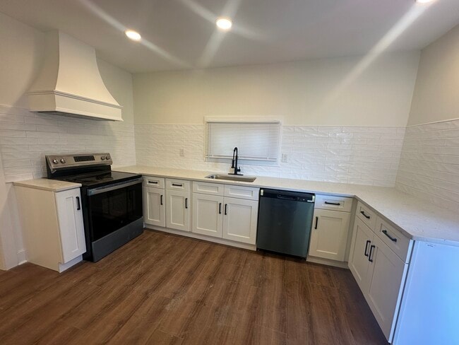 Building Photo - 245 Cromley St