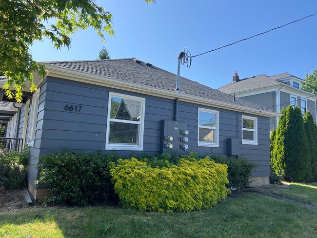 Building Photo - Quaint Cottage Style 1 Level 1 BR in 4-ple...