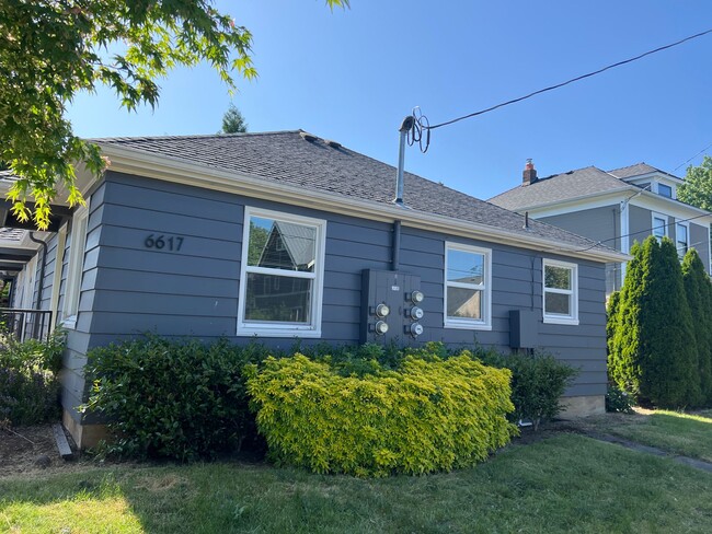Building Photo - Vintage Cottage Style 4-plex Remodel Hardw...