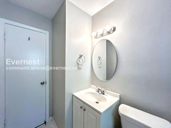 Building Photo - 1582 Custer Dr