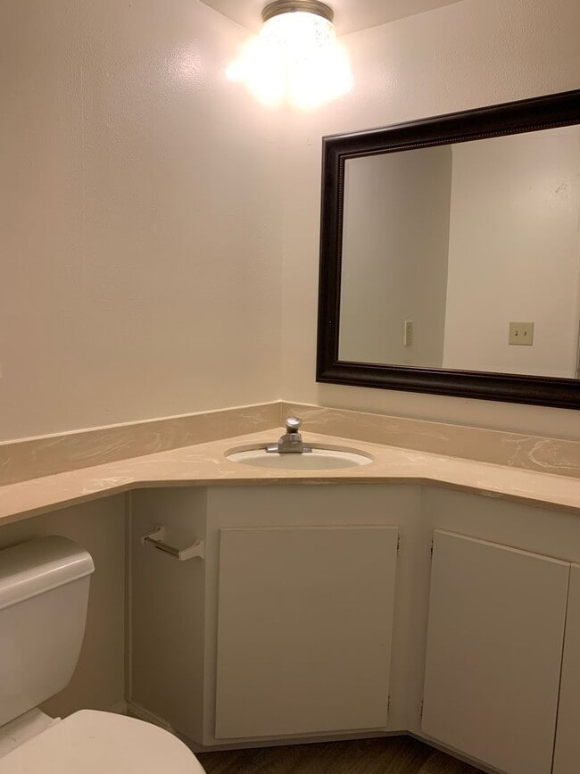 Building Photo - 3 Bed 2.5 Bath Townhouse