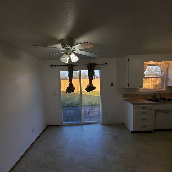 Building Photo - Cozy 2 Bed, 1 Bath duplex with large yard - Won't Last Long!