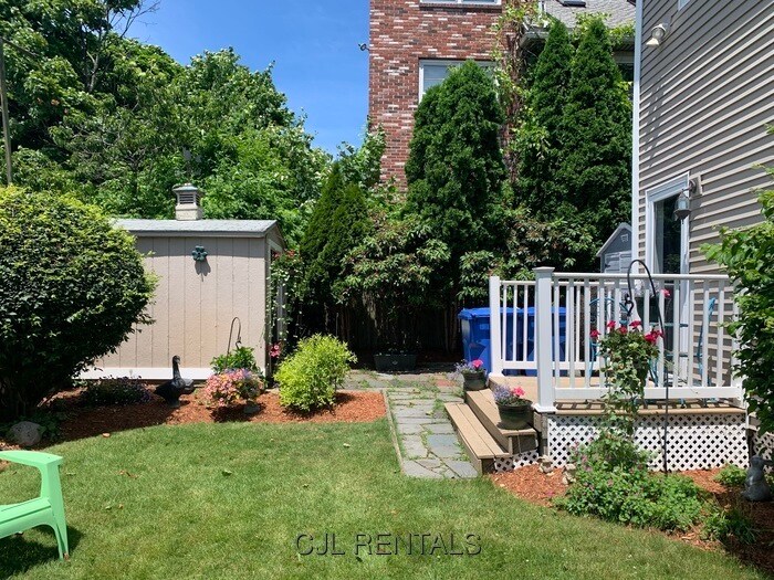 Building Photo - 30 Putnam Rd