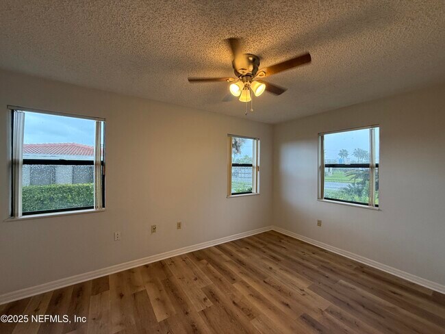 Building Photo - 195 Cardinal Dr