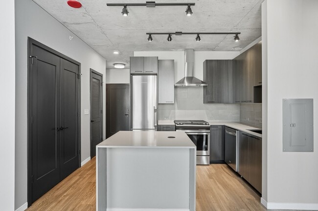 Building Photo - 967 W Washington Blvd