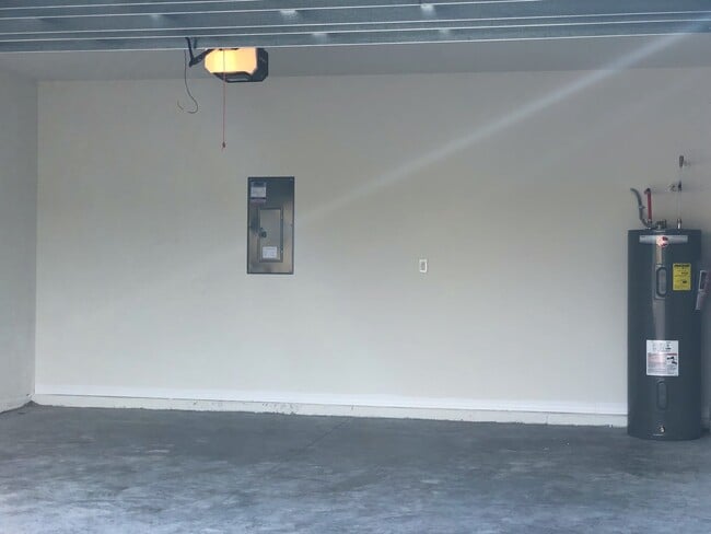 Building Photo - 3/2 house no carpet located in Sun City Center