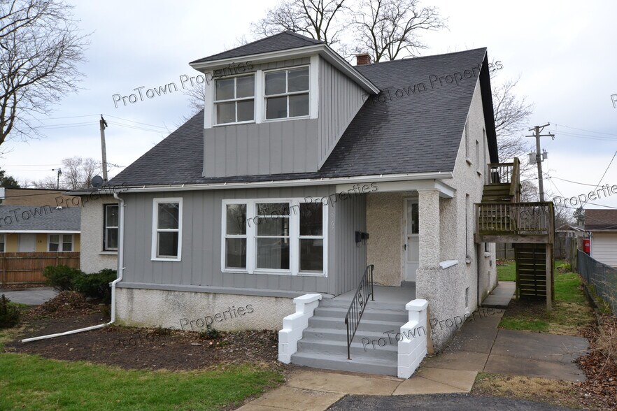 Primary Photo - 1067 N May St