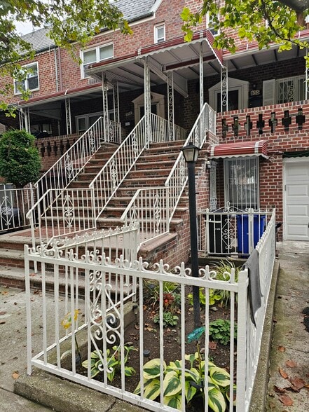 Building Photo - 855 E 55th St
