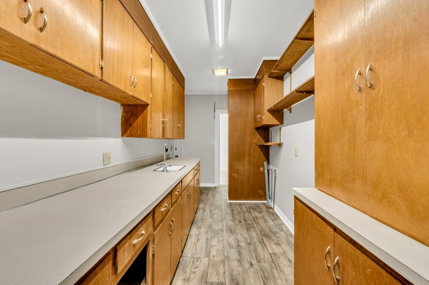 Building Photo - 905 8th Ave N