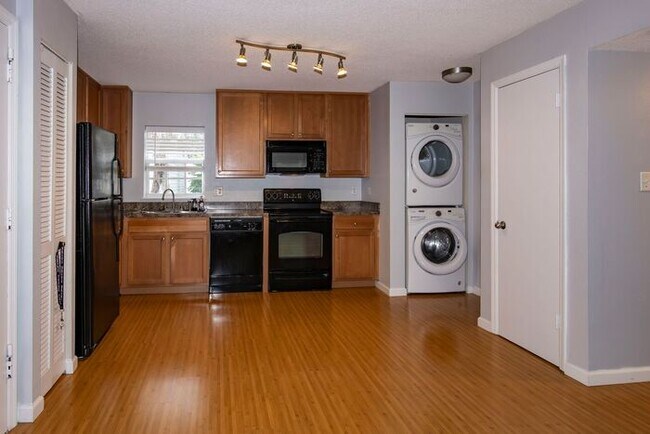 Building Photo - 2/1 condo