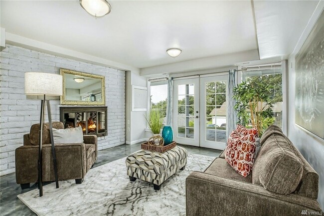 Building Photo - 2323 - Jones