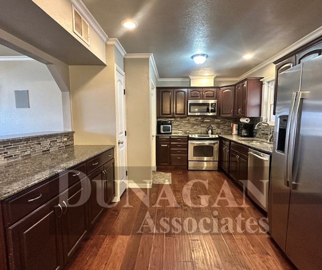 Building Photo - 3 Bedroom 1.5 Bath - Furnished