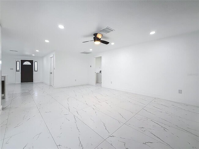 Building Photo - 1900 Sandpiper Dr