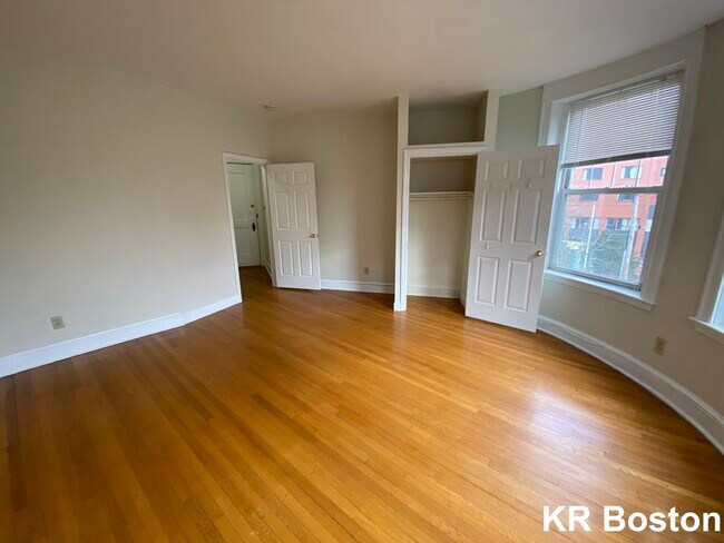 Building Photo - 1002 Beacon St