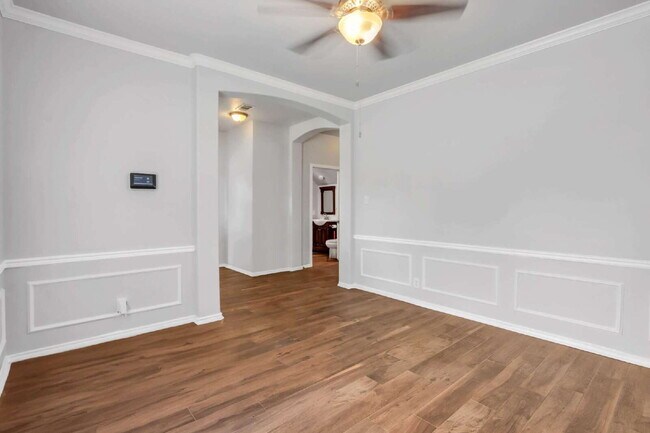 Building Photo - "Spacious 6-Bedroom Haven with 4 Full Bath...