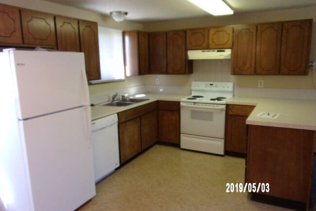 Building Photo - Water/Sewer/Trash Included - Large Two Bedroom One Bath In North Loveland! Easy Access to HWY 287!