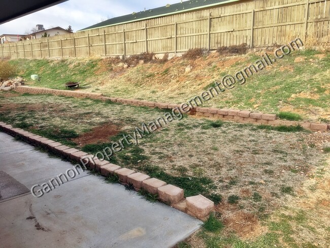 Building Photo - 4480 N Viewpoint Dr