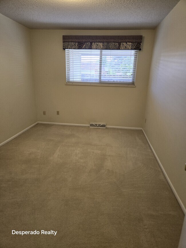 Building Photo - 414 E Thunderbird Dr