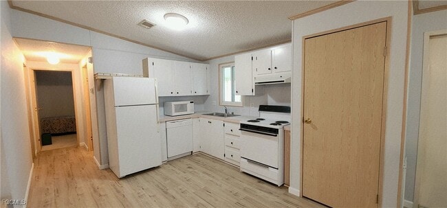 Building Photo - 233 Rainbow Dr