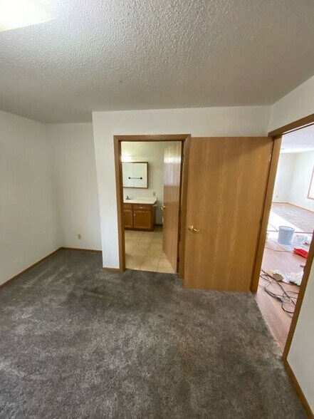 Building Photo - 106 5th Ave S