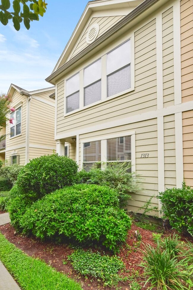 Building Photo - Stylish 2-Bed, 2-Bath Home with Unique Ups...