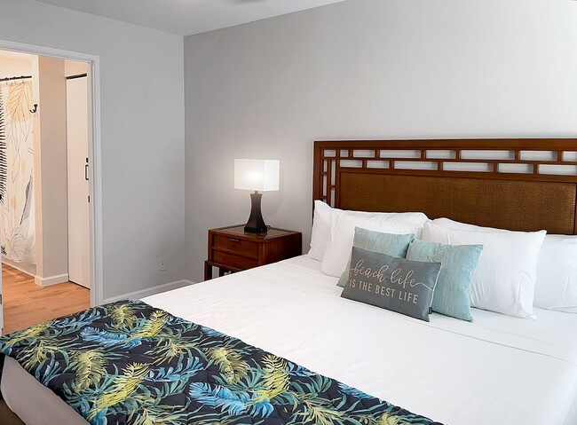 Building Photo - Fully Furnished Two Bedroom / Two Bath Wai...
