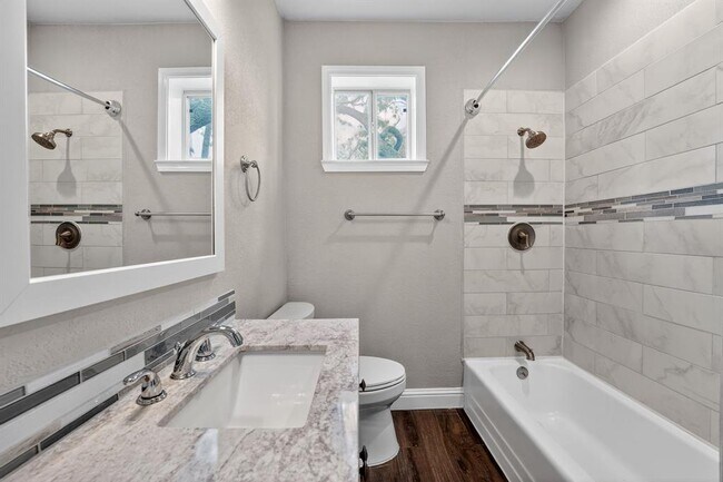 Building Photo - 806 E 3rd St