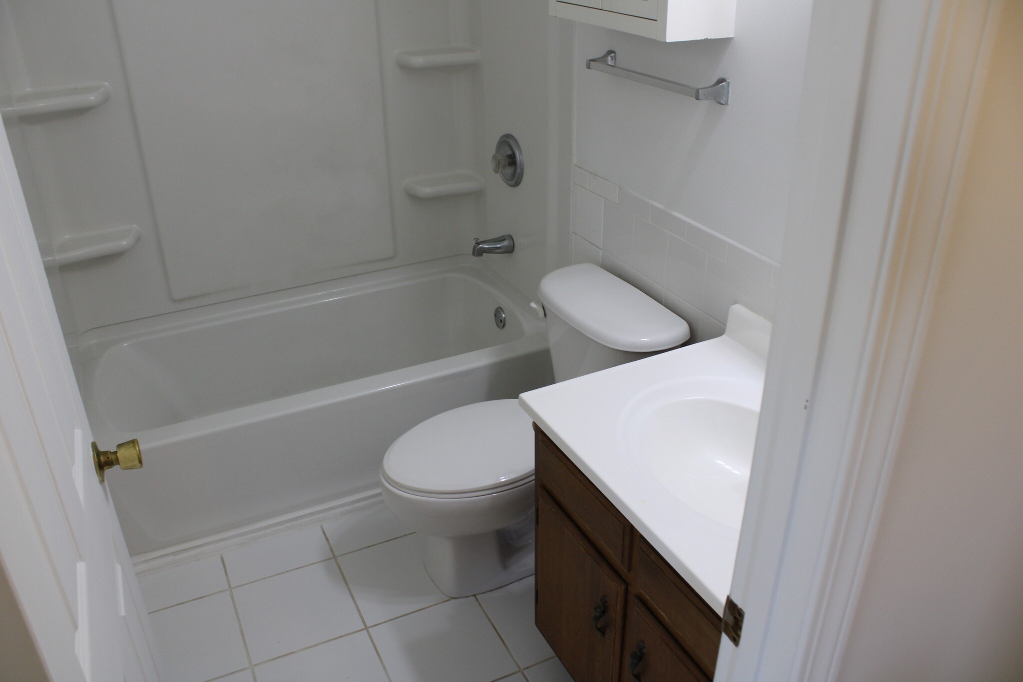 Upstairs Full Bath - 817 Cole Blvd