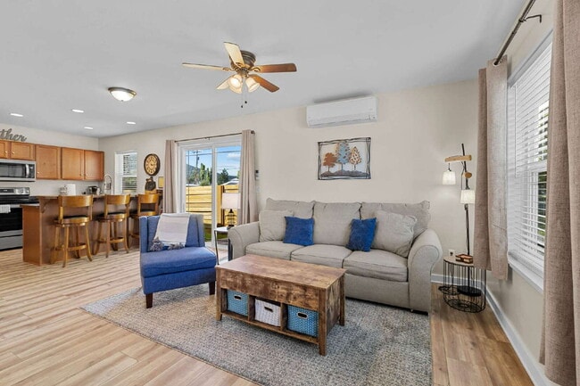 Building Photo - Charming & centrally located- Avail October 1st thru May 31st.