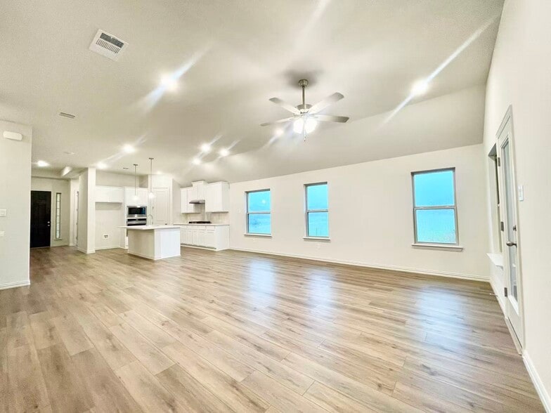 Building Photo - 16629 Freshwater Dr