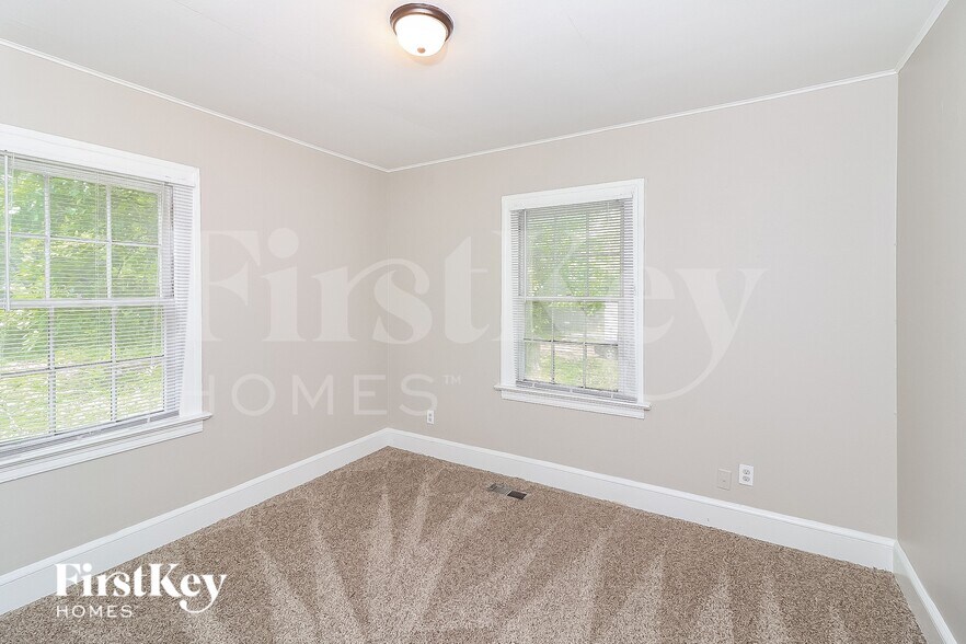 Building Photo - 2641 Sylvan Rd