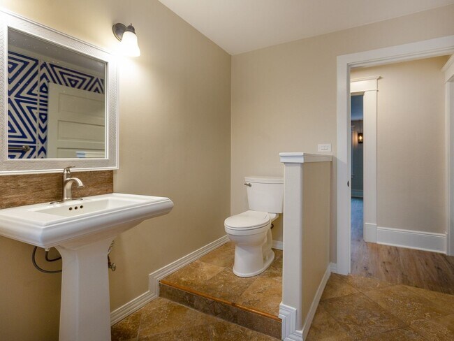 Building Photo - 4215 N Colonial Ave