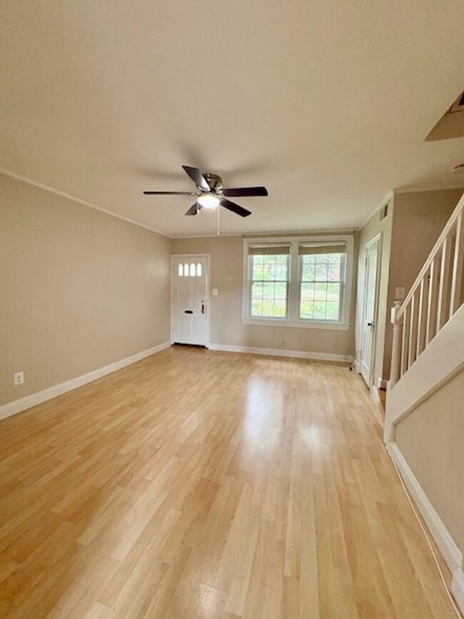 Building Photo - Updated 1BR/1BA 2-level TH in great location