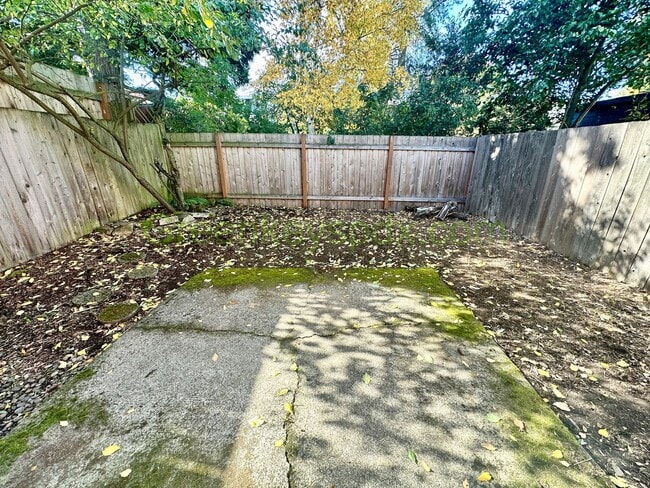 Building Photo - 3-Bedroom, 2-Bathroom Row House Near Alber...