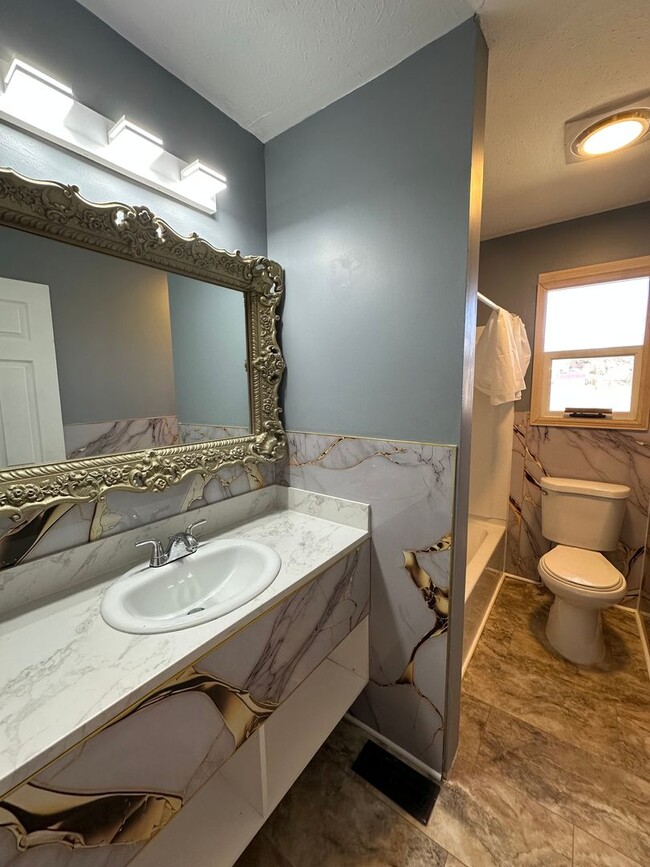 Building Photo - 5 Bedroom / 3 Bath Home Kingsport, TN