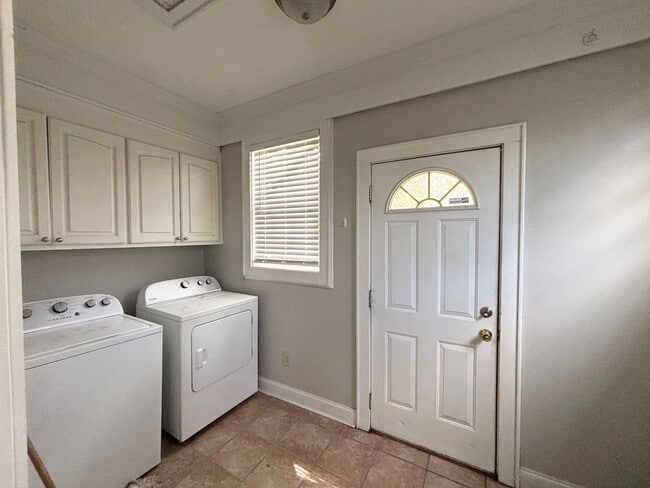 Building Photo - Bungalow in Rosewood