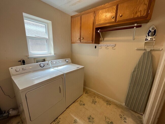 Building Photo - Spacious 3bed 2.5bath 2 story home available now!