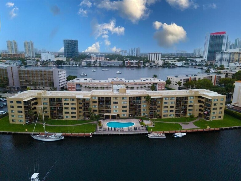 Building Photo - 301 Golden Isles Dr