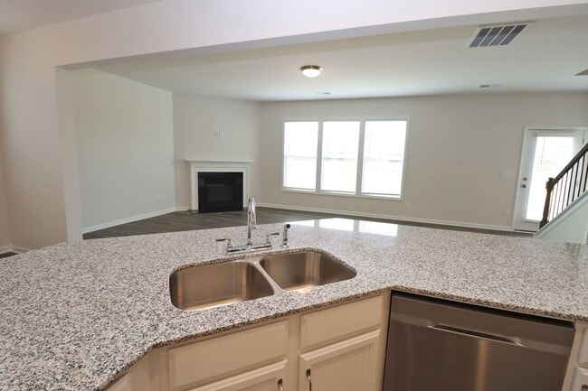 Building Photo - Spacious 3BR Home with Community Pool!