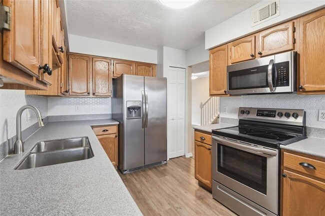 Building Photo - 2201 Coach House Blvd