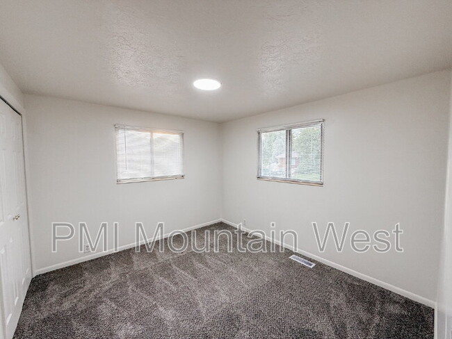 Building Photo - 698 Doren Dr