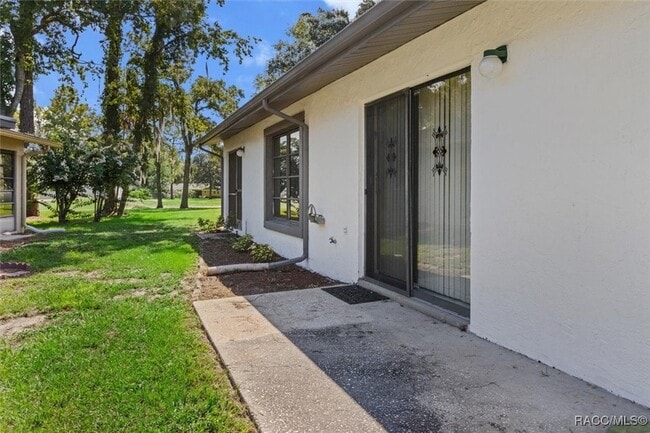 Building Photo - 83 Golfview Dr