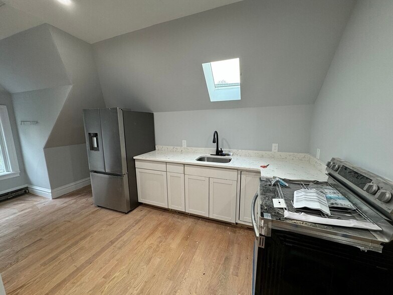 Building Photo - 116 Thorndike St