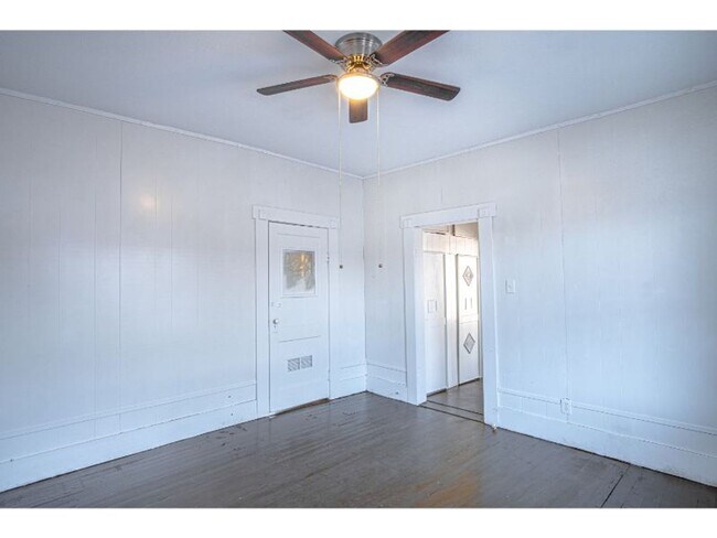 Building Photo - 2 BR 1 BA Gorgeous Home Near Downtown
