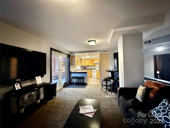 Building Photo - 718 W Trade St