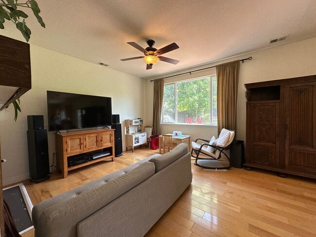 Building Photo - Open floor plan and backs to Open Space! 4...